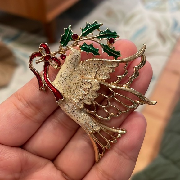 Holiday Lane Jewelry - Holiday Lane A Christmas Bird holding holly pin
